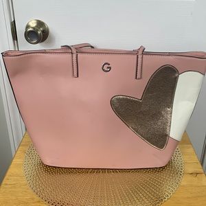 Guess lite pink big bag with gold/white heart. Zipper closure. Short straps